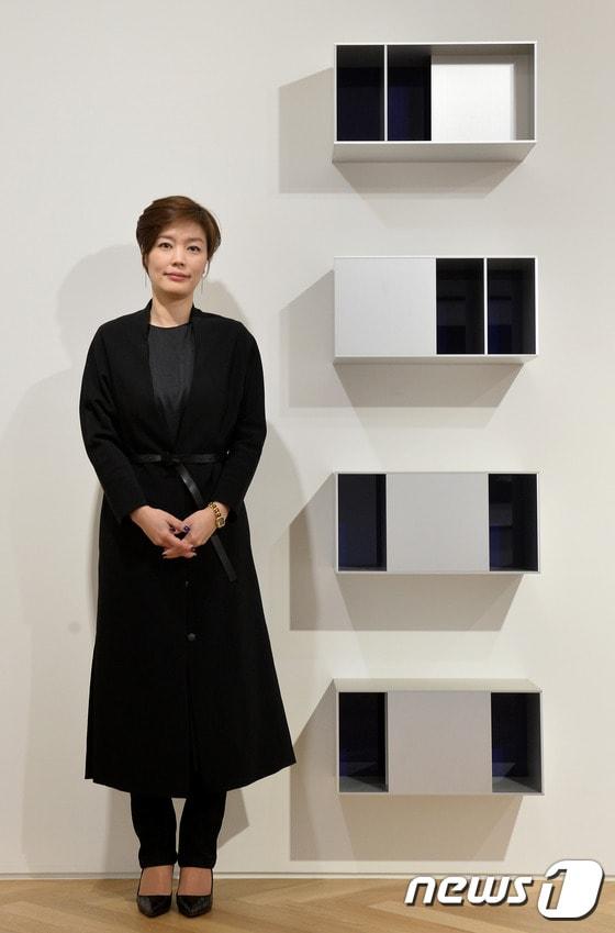 본문 이미지 - 이영주 페이스갤러리 한국 디렉터가 8일 오전 서울 용산구 페이스갤러리에서 뉴스1과 인터뷰를 하기 전 포즈를 취하고 있다. 2017.3.8/뉴스1 ⓒ News1 이재명 기자