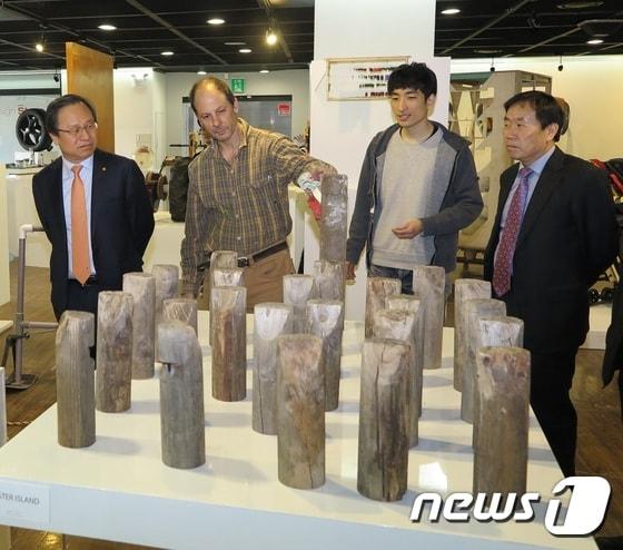 본문 이미지 - 폴 포츄나토 교수(왼쪽에서 두번째)가 작품을 설명하고 있다.ⓒ News1