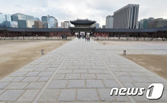 본문 이미지 - 주한미군의 고고도미사일방어체계(THAAD·사드) 배치 결정에 대한 중국 당국의 보복으로 한국관광 금지령이 내려진 후 한국을 찾는 중국인 단체관광객들이 눈에 띄게 줄어들고 있다. 8일 오후 서울 종로구 경복궁이 한산한 모습을 보이고 있다. 2017.3.8/뉴스1 ⓒ News1 이재명 기자