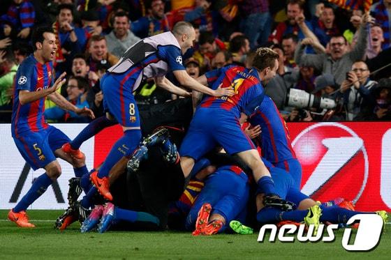 본문 이미지 - 바르셀로나 선수들이 9일(한국시간) 스페인 바르셀로나의 캄프 누에서 열린 파리 생제르맹과의 2016-17 유럽축구연맹(UEFA) 챔피언스리그 16강 2차전에서 6번째 골을 기록한 뒤 기뻐하고 있다. ⓒ AFP=News1