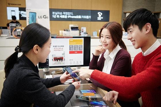 본문 이미지 - 11일 이동통신 업계에 따르면 G6는 출시 첫날인 지난 10일 하루에만 2만대가 판매된 것으로 집계됐다. 지난해 출시한 G5의 출시 첫날 기록 1만5000대를 넘어섰다. @뉴스1