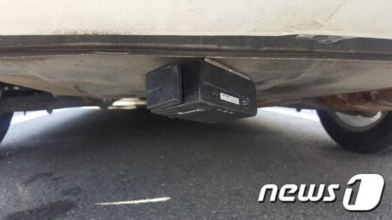 본문 이미지 - 차량에 위치추적기 부착된 모습(춘천경찰서제공)ⓒ News1 홍성우 기자