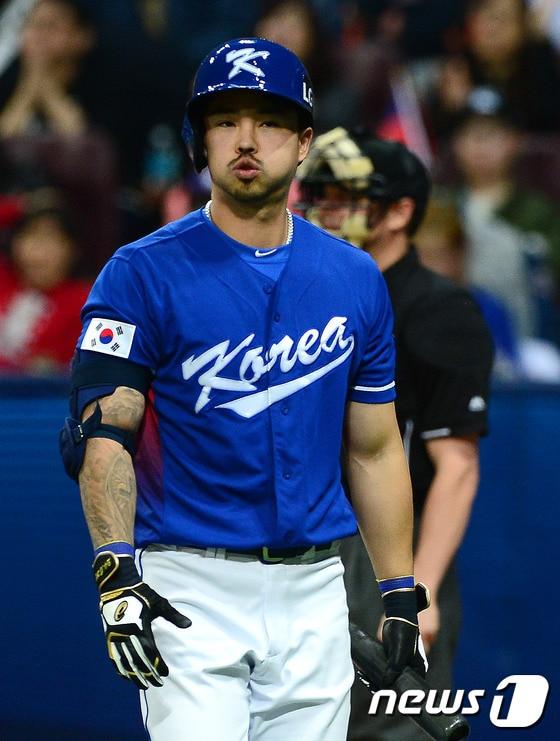 본문 이미지 - 9일 오후 서울 구로구 고척스카이돔에서 열린 2017년 월드베이스볼클래식(WBC) 1라운드 한국과 대만의 경기에서 8회초 1사 1루 상황 한국 오재원이 삼진을 당하고 아쉬워하고 있다. 2017.3.9/뉴스1 ⓒ News1 임세영 기자