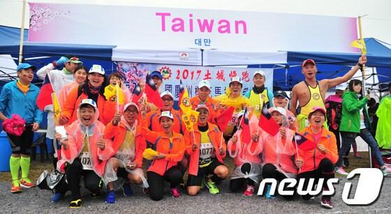 본문 이미지 -  제26회 경주벚꽃마라톤대회에 참가한 타아완 관광객들이 출발에 앞서 기념촬영을 하고 있다.이날 대회에는 홍콩,일본,타이완,말레이지아와 국내 마라톤 동우회원 등 1만여명이 참가했다. (뉴스1 자료)ⓒ News1 최창호 기자