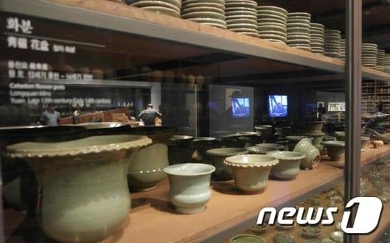 본문 이미지 - 2016 년국립중앙박물관에서 특별전을 통해 공개한 신안해저선 출수 유물/뉴스1ⓒ News1