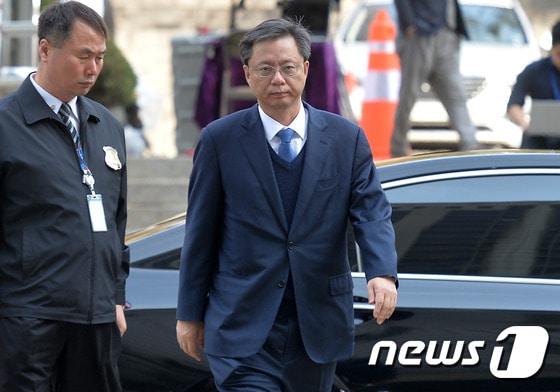 본문 이미지 - ‘최순실·박근혜 게이트'의 마지막 핵심 피의자인 우병우 전 청와대 민정수석이 11일 오전 서울 서초구 서울중앙지법에서 열리는 구속 전 피의자심문(영장실질심사)에 출석하고 있다. 2017.4.11/뉴스1 ⓒ News1 구윤성 기자