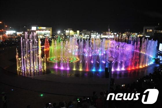 본문 이미지 - 부산 사하구는 오는 15일 오후 6시30분 다대포 꿈의 낙조분수대 광장에서 ‘2017년 다대포 꿈의 낙조분수’ 개장식을  가진다. (부산 사하구 제공) ⓒ News1