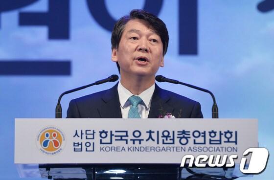 본문 이미지 - 안철수 국민의당 대선 후보가 11일 오후 서울 송파구 SK올림픽핸드볼경기장에서 열린 2017 사립유치원 유아교육자 대회에서 인사말을 하고 있다. 2017.4.11/뉴스1 ⓒ News1 이재명 기자