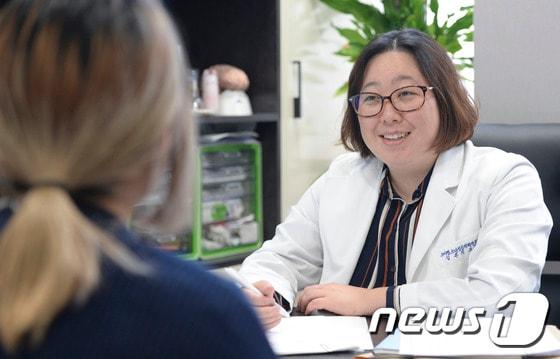 본문 이미지 - 김은지 마음토닥정신건강의학과의원 원장(전 단원고 스쿨닥터)이 지난 11일 오후 경기도 안산시 마음토닥정신건강의학과의원에서 환자와 상담을 하고 있다. 2017.4.11/뉴스1 ⓒ News1 오장환 기자