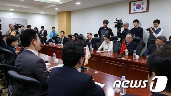 본문 이미지 - 송영길 더불어민주당 선거대책위원회 총괄본부장과 우다웨이 중국 외교부 한반도사무특별대표가 11일 오후 서울 여의도 의원회관에서 만나 사드 관련 논의를 하고 있다. 2017.4.11/뉴스1 ⓒ News1 박지혜 기자