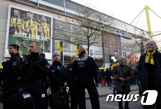 본문 이미지 - 12일(한국시간) 독일 도르트문트의 지그날 이두나 파크에서 열리기로 한 보루시아 도르트문트와 AS모나코의 경기가 폭발사태로 취소됐다. ⓒ AFP=News1