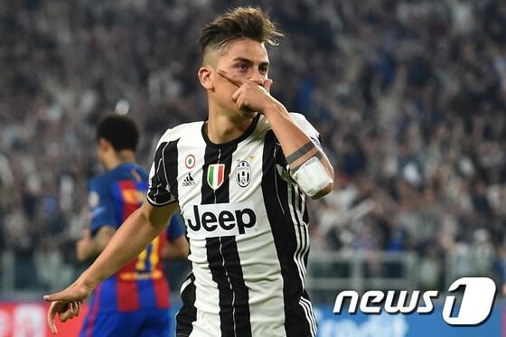 본문 이미지 - 유벤투스의 공격수 파울로 디발라가 12일(한국시간) 이탈리아 토리노의 유벤투스 스타디움에서 열린 바르셀로나와의 경기에서 득점 후 세리모니를 하고 있다. ⓒ AFP=News1