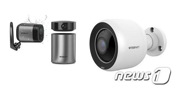 본문 이미지 - 홈 시큐리티 카메라 'SmartCam A1'(왼쪽)과 'SNH-V6430'(오른쪽)'ⓒ News1