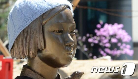 본문 이미지 - 12일 오후 서울 종로구 옛 일본대사관 앞에서 열린 일본군성노예제 문제해결을 위한 제 1278차 정기 수요시위에서 소녀상이 시민들이 씌워준 겨울 털모자를 쓰고 있다. 2017.4.12/뉴스1 (자료사진) ⓒ News1 신웅수 기자