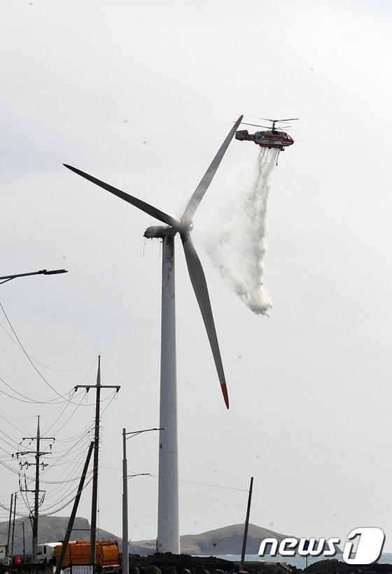 본문 이미지 - 2017년 제주시 한경면 풍력발전 화재 모습(자료사진)/뉴스1