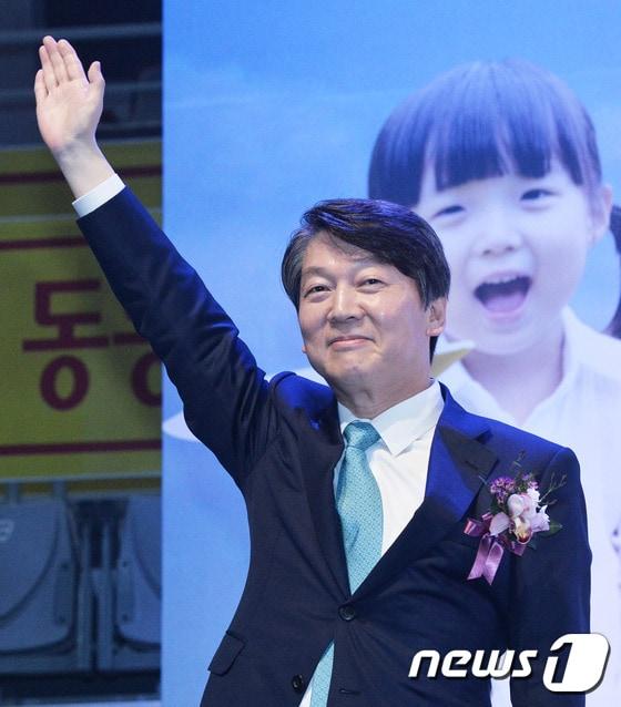 본문 이미지 - 안철수 국민의당 대선후보가 11일 한국유치원총연합회 사립유치원 교육자대회에서 '아재개그'를 던지고있다. ⓒ News1 이재명 기자