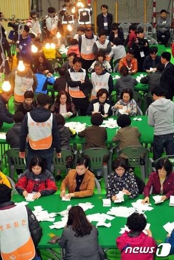 본문 이미지 - 4.12 재·보궐선거가 치뤄진 12일 오후 경북 상주체육관에서 선거관리위원회 관계자들이 경북 상주,군위,의성, 청송 국회의원 보궐선거 개표를 하고 있다. 2017.4.12/뉴스1 ⓒ News1 이종현 기자