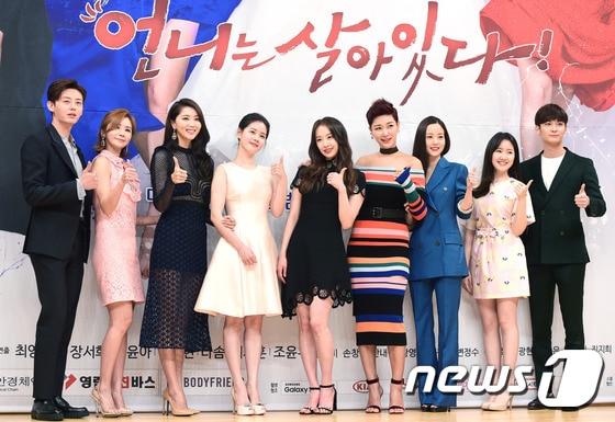 본문 이미지 - 13일 오후 서울 목동SBS에서 열린 SBS 특별기획 드라마 ‘언니는 살아있다’ 제작발표회에 참석한 배우 이지훈, 장서희, 오윤아, 김주현, 다솜, 변정수, 손여은, 진지희, 조윤유(왼쪽부터)가 포즈를 취하고 있다. ⓒ News1 권현진 기자