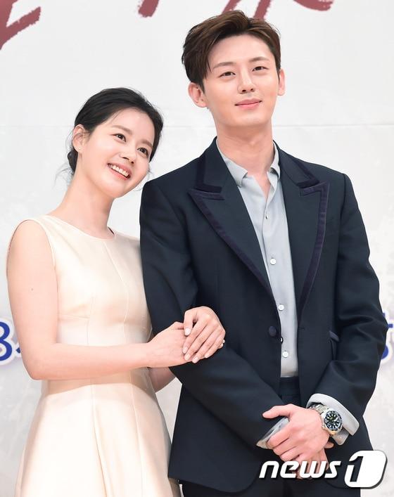 본문 이미지 - 배우 김주현, 이지훈(오른쪽)이 13일 오후 서울 목동SBS에서 열린 SBS 특별기획 드라마 ‘언니는 살아있다’ 제작발표회에 참석해 포즈를 취하고 있다. ⓒ News1 권현진 기자