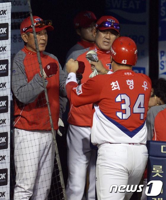 본문 이미지 - 김기태 KIA 타이거즈 감독이 팀 간판타자 최형우와 하이파이브를 나누고 있다. /뉴스1 DBⓒ News1 이동원 기자
