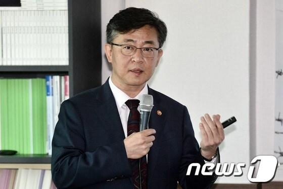 본문 이미지 - 홍용표 전 통일부 장관. 2017.4.14/뉴스1 ⓒ News1 민경석 기자