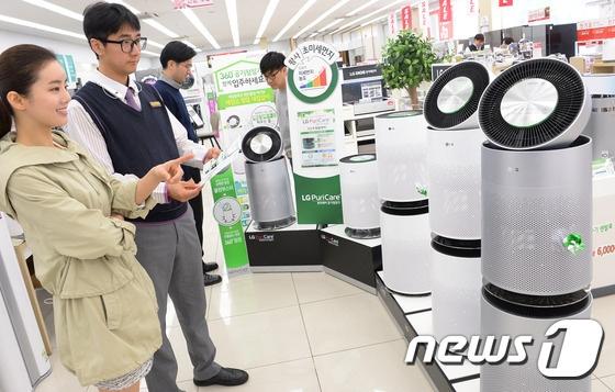 본문 이미지 - 소비자들이 14일 LG베스트샵 강서본점에서 LG전자의 퓨리케어 360&deg; 공기청정기를 살펴보고 있다.(LG전자 제공)ⓒ News1