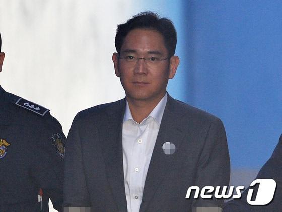 본문 이미지 - 박근혜 전 대통령과 최순실 씨에게 뇌물을 제공한 혐의로 구속 기소된 이재용 삼성전자 부회장이 14일 오전 서울 서초동 서울중앙지법에서 열린 공판에 출석하고 있다. 2017.4.14/뉴스1 ⓒ News1 이재명 기자