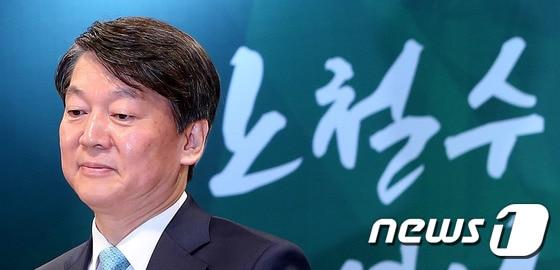 본문 이미지 - 안철수 국민의당 대선후보가 14일 오전 서울 강남구 삼성동 코엑스 컨퍼런스룸에서 열린 무역인과의 간담회에서 생각에 잠겨 있다. 2017.4.14/뉴스1 ⓒ News1 박지혜 기자