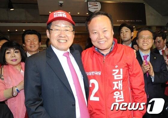 본문 이미지 - 2017년 4월 14일 당시 홍준표 자유한국당 대선 후보가 대구 중구 김광석 거리를 찾아 경북 상주·군위·의성·청송 지역 국회의원 재선거에서 당선된 김재원 의원과 기념촬영을 하고 있다. ⓒ News1 