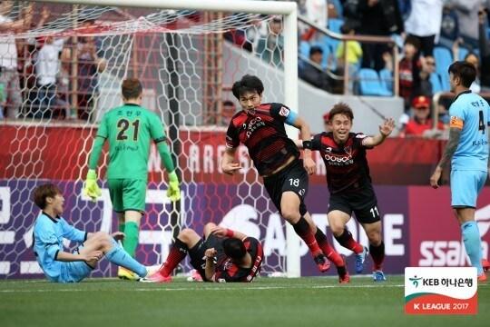 본문 이미지 - 포항 스틸러스의 공격수 양동현이 15일 포항 스틸야드에서 열린 대구FC와의 KEB하나은행 K리그 클래식 2017 6라운드에서 득점 후 기뻐하고 있다. (한국프로축구연맹 제공) ⓒ News1