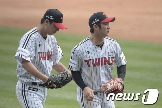 본문 이미지 - LG 트윈스 차우찬과 오지환.  두 선수는 호주 시드니 스프링캠프 기간 카지노를 출입해 논란의 중심에 섰다. /뉴스1 DB ⓒ News1 황기선 기자
