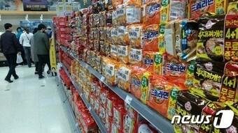 본문 이미지 - 16일 오후 서울 시내 B대형마트 라면 코너에서는 사재기 움직임을 전혀 찾아볼 수 없었다. /사진 = 장도민 기자 ⓒ News1