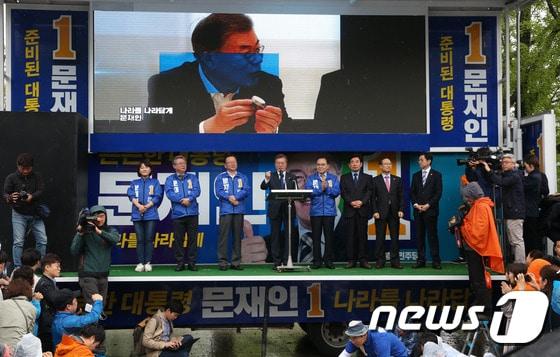 본문 이미지 - 문재인 더불어민주당 대선 후보가 17일 대구 경북대학교 북문에서 열린 첫 유세에서 유권자들에게 지지를 호소하고 있다. 2017.4.17/뉴스1 ⓒ News1 허경 기자