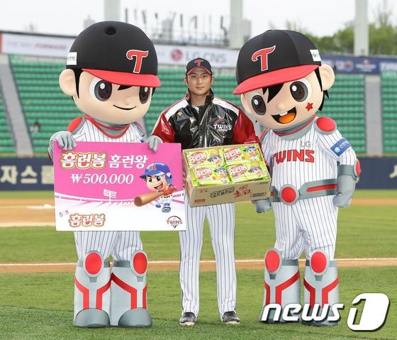 본문 이미지 - LG 트윈스 새로운 마스코트 럭키와 스타.(LG 제공)ⓒ News1