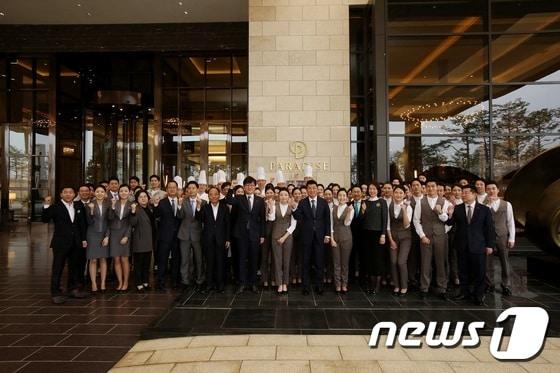 본문 이미지 - 파라다이스 호텔앤리조트 5성호텔 현판식 모습.  파라다이스그룹 제공 ⓒ News1