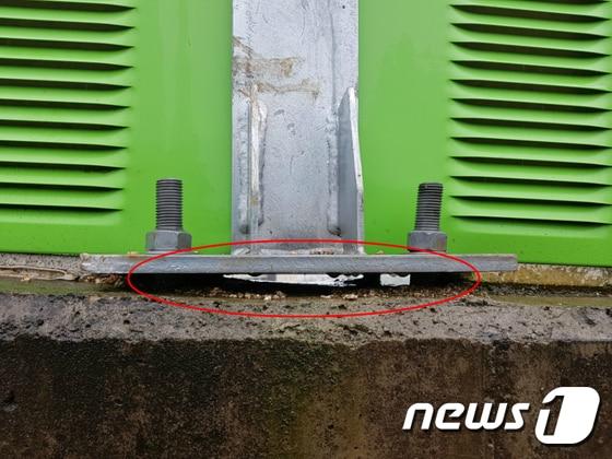 본문 이미지 - 지난 17일 창원 도계동~봉림동 북부순환도로 일부 방음벽에 베이스 플레이트와 콘크리트가 벌어져 있는 모습.2017.4.18/뉴스1ⓒ News1 강대한 기자