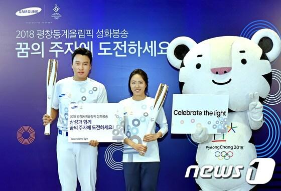 본문 이미지 - 4월 17일  &#39;삼성 딜라이트&#40;Samsung d&#39;light&#41;&#39;에서 2018 평창 동계올림픽 삼성전자 성화봉송 주자인 이승엽 프로야구 선수, 이상화 스피드 스케이팅 선수가 성화봉을 들고 있다. &#40;삼성전자 제공&#41;ⓒ News1