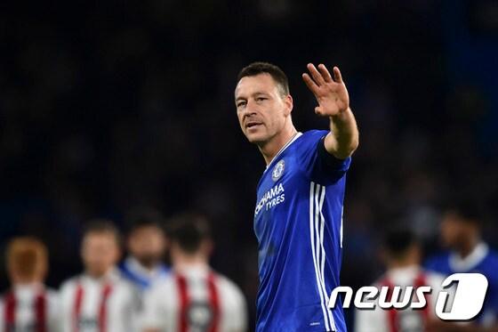 본문 이미지 - '블루스'의 상징과 같던 수비수 테리가 올 시즌을 끝으로 첼시를 떠난다. ⓒ AFP=News1