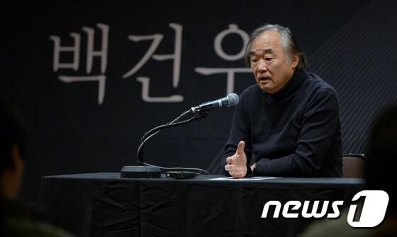 본문 이미지 - 피아니스트 백건우가 18일 오전 서울 광화문 문호아트홀에서 ‘2017 백건우 베토벤 피아노 소나타 32 프로젝트’ 기자 간담회를 갖고 있다.  2017.4.18/뉴스1 ⓒ News1 이동원 기자