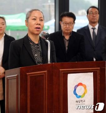 본문 이미지 - 가수 인순이가 18일 오후 강원 홍천군 남면 용수리에서 열린 ‘해밀학교 신축교사 준공식’에서 인사말을 하고 있다. 해밀학교는 지난 2013년 4월 가수 인순이가 다문화가정 청소년의 교육을 위해 홍천에 설립했다. 경제적으로 어려운 다문화가정 학생들에게 입학금, 분납금, 기숙사비, 급식비 등을 장학금으로 지급하며 무상으로 교육을 진행하고 있다.2017.4.18/뉴스1 ⓒ News1 박태순 기자