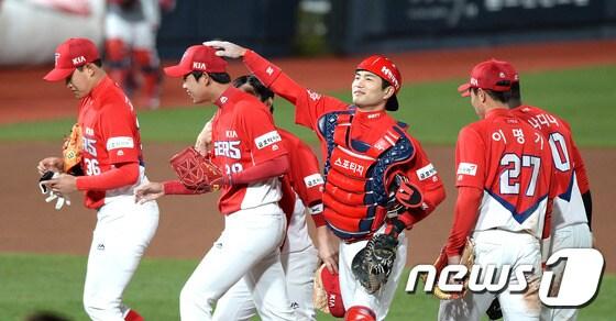 본문 이미지 - KIA 타이거즈가 선발 임기영의 호투와 폭발한 타선을 앞세워 삼성 라이온즈를 꺾고 단독 선두를 질주했다. /뉴스1 DBⓒ News1 오장환 기자