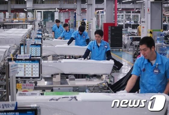 본문 이미지 - 삼성전자 직원들이 지난 18일 광주 오선동 광주사업장 에어컨 생산라인에서 '삼성 무풍에어컨'을 조립하고 있다.(삼성전자 제공)ⓒ News1