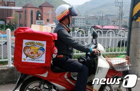 본문 이미지 - 경남 의령우체국 달리는 이동안전 수호천사(의령경찰서 제공) ⓒ News1 이철우 기자