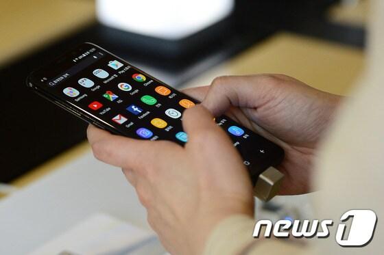 본문 이미지 - 삼성전자가 지난 4월 출시한 스마트폰 갤럭시S8/뉴스1 ⓒ News1