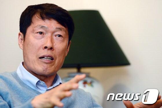 본문 이미지 - 차범근 FIFA U-20 월드컵조직위원회 부위원장이 18일 오후 서울 종로구 평창동 자택에서 뉴스1과 인터뷰를 갖고 있다. 2017.4.18/뉴스1 ⓒ News1 임세영 기자
