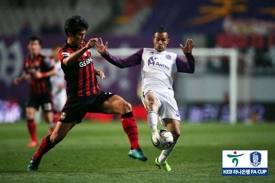 본문 이미지 - FC서울의 정인환과 FC안양의 조시엘이 19일 서울월드컵경기장에서 열린 2017 KEB하나은행 FA컵 32강전에서 공 경합을 펼치고 있다. (대한축구협회 제공) ⓒ News1