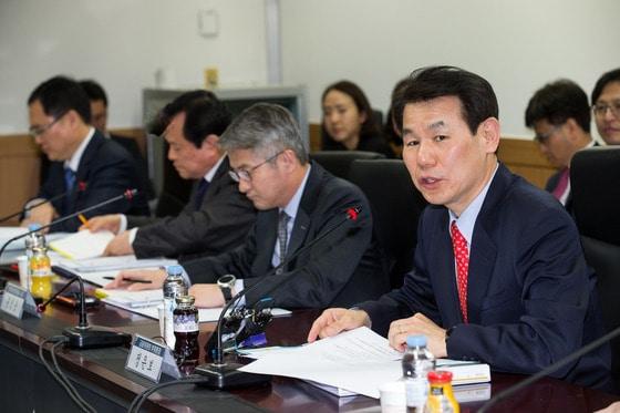 본문 이미지 - 정은보 금융위원회 부위원장(사진 오른쪽)이 지난달 31일 열린 서민금융협의회를 주재하고 있다 ⓒ News1