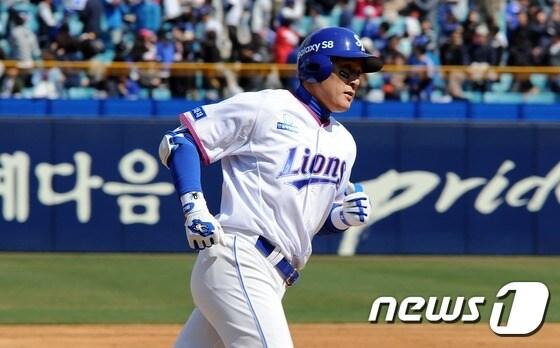 본문 이미지 - 삼성 라이온즈의 '국민타자' 이승엽(41)이 KBO리그 최초로 '통산 450홈런' 고지를 밟았다./뉴스1 DBⓒ News1 이종현 기자