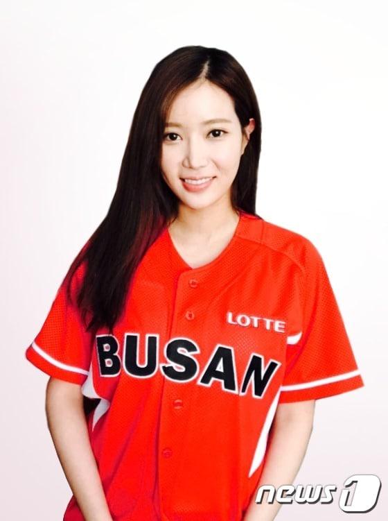 본문 이미지 - 롯데자이언츠 2017시즌 개막전 시구에 나서는 배우 임시향씨가 개막전 특별 유니폼 '동백 유니폼'을 입고 있다. (롯데자이언츠 제공) 2017.4.2/뉴스1 ⓒ News1