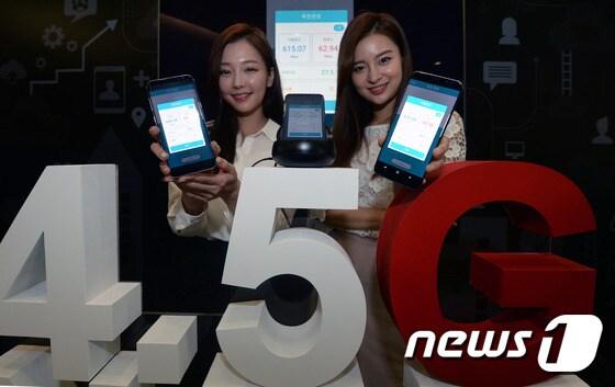 본문 이미지 - SK텔레콤 모델들이 '5밴드 CA' 기술이 적용된 '갤럭시S8'을 들고 4.5G 이동통신 서비스를 시연하고 있다./뉴스1 ⓒ News1